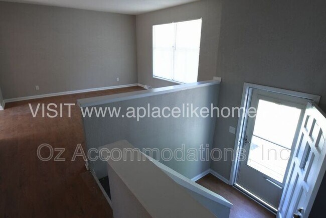 Building Photo - 1105 W Elm Terrace