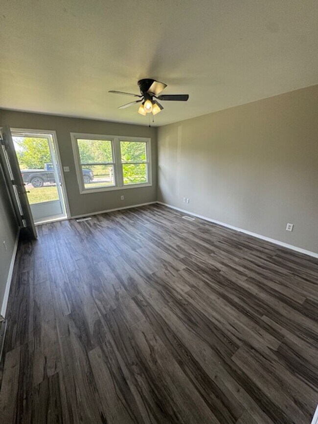 Foto del edificio - 328 W Hollis Ln