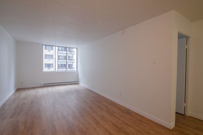 Building Photo - 2285 Saint-Mathieu Street