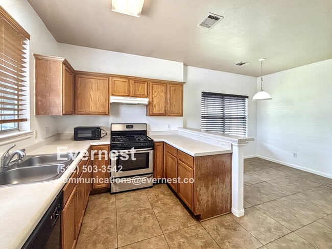 Building Photo - Charming 3-Bedroom Home in a Convenient Ne...