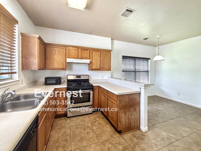 Foto del edificio - Charming 3-Bedroom Home in a Convenient Ne...
