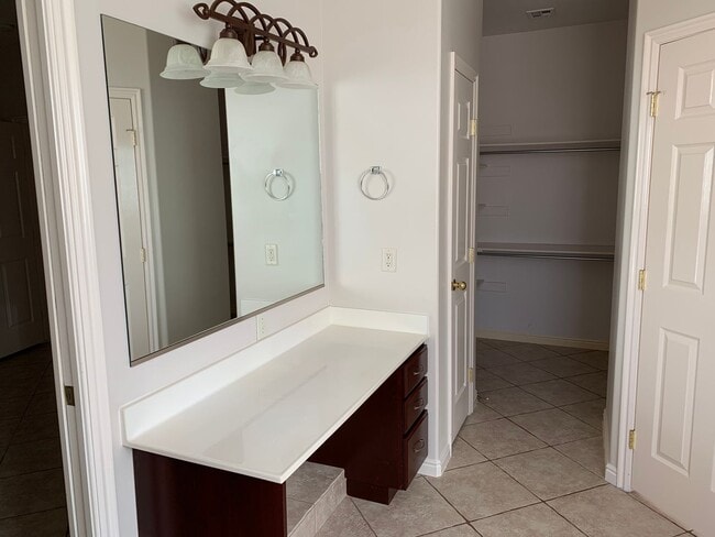 Building Photo - Beautiful 4 Bedroom 2 Bathroom Home