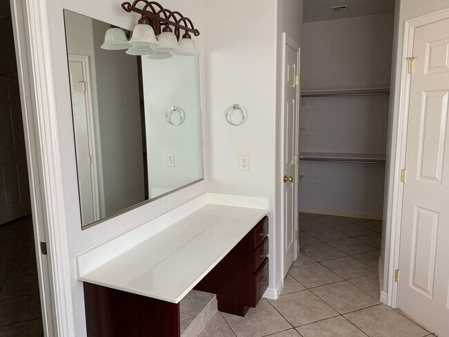 Foto del edificio - Beautiful 4 Bedroom 2 Bathroom Home
