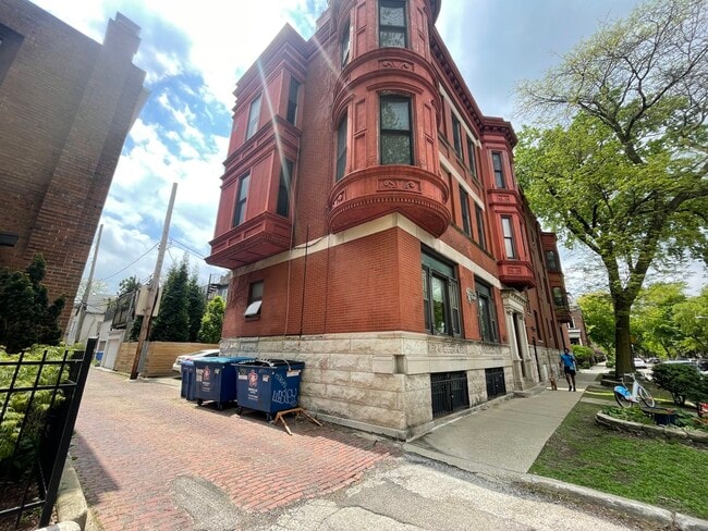 Building Photo - 1049 W Altgeld St