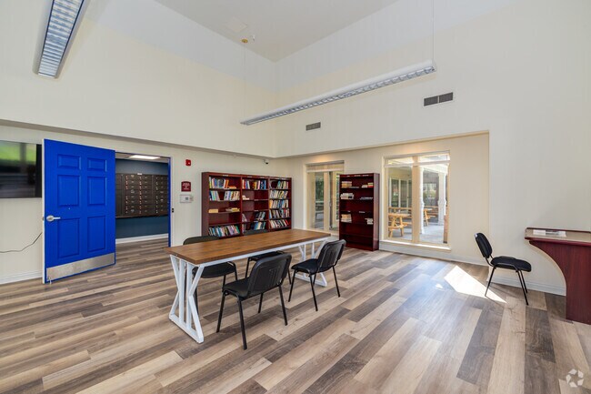 Biblioteca - Oasis Manor - Senior Housing Apartments