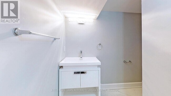 Building Photo - 783 Dufferin St