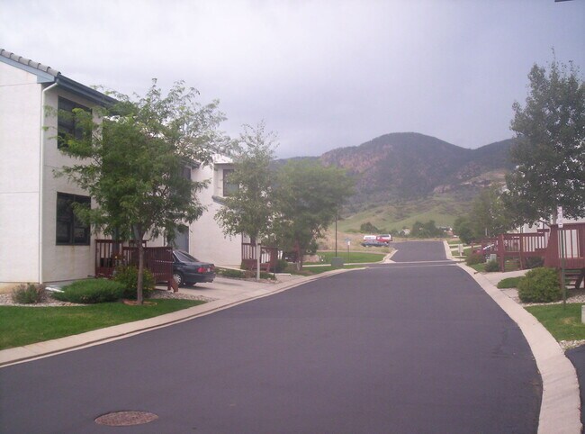Foto del edificio - Maintenance free living in the foothills.