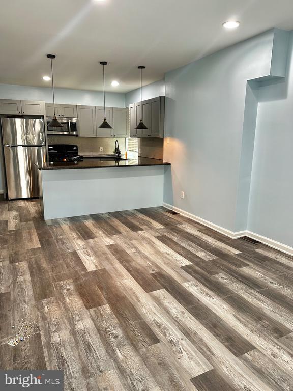 Building Photo - 542 Stanbridge St