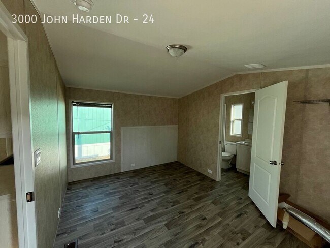 Foto del edificio - 3000 John Harden Dr