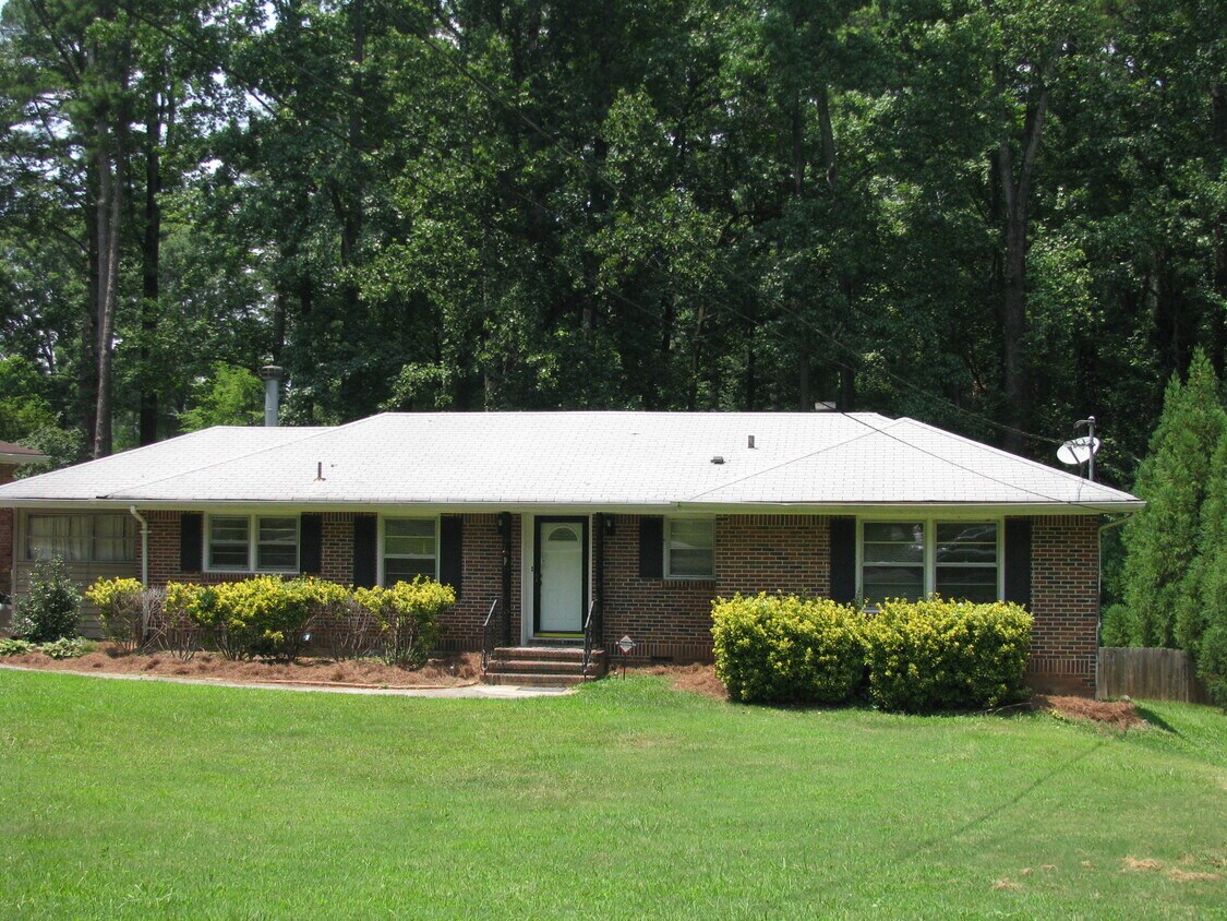 Big Front Yard - 1348 Fama Dr NE