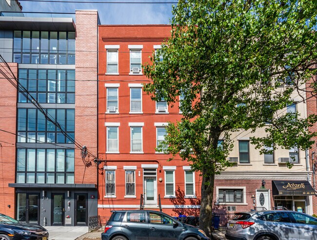 Building Photo - 320 Madison St