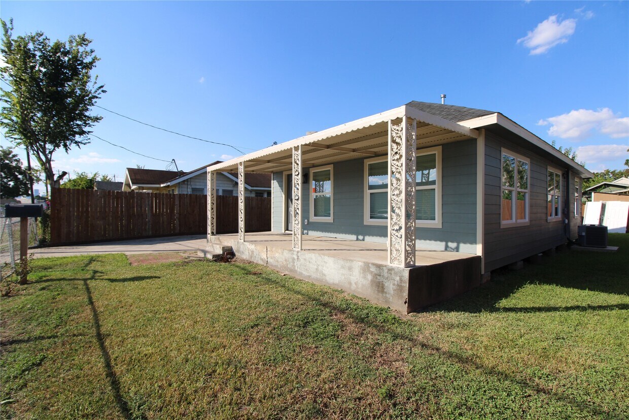 Foto principal - 6925 Avenue N