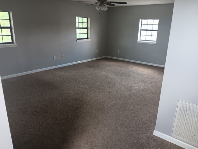 Building Photo - 3 bedroom 2 bath Single Family Home Newpor...