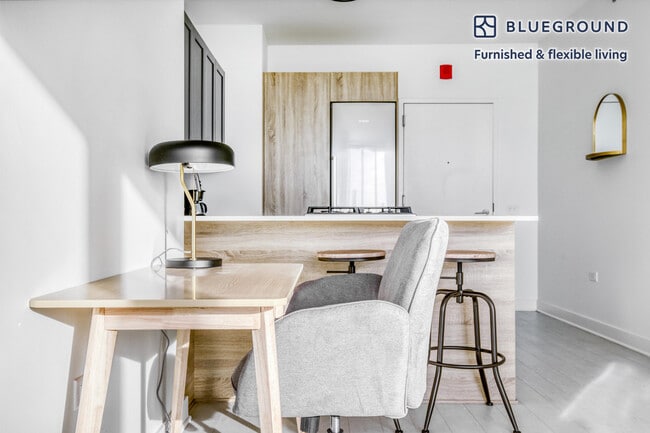 Building Photo - 1035 W Van Buren St