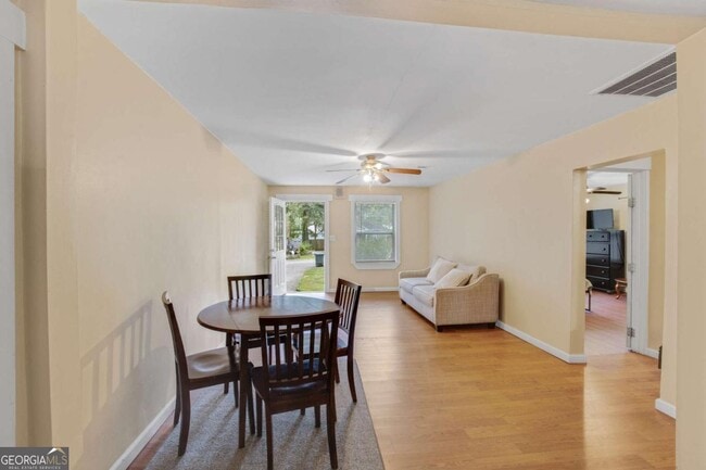 Building Photo - 695 Trout St