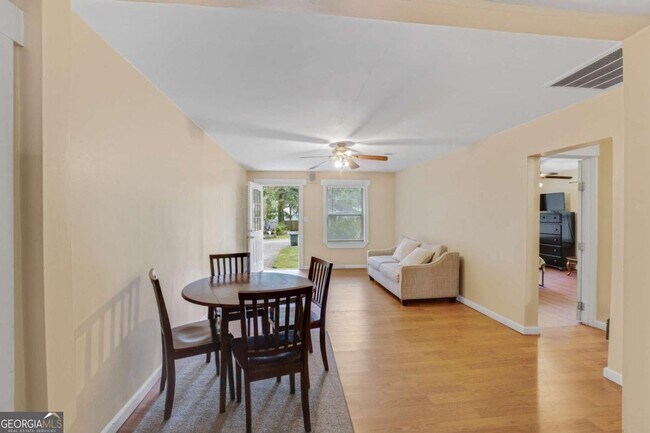 Foto del edificio - 695 Trout St