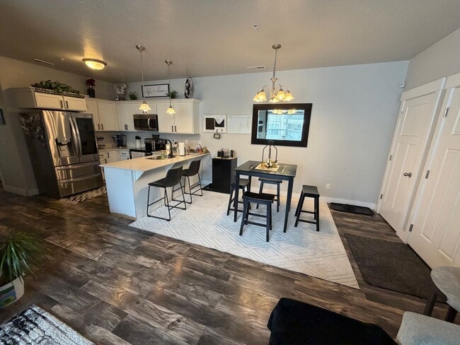 Building Photo - Beautiful 3-Bedroom Condo in Herriman! (Dog-Friendly)
