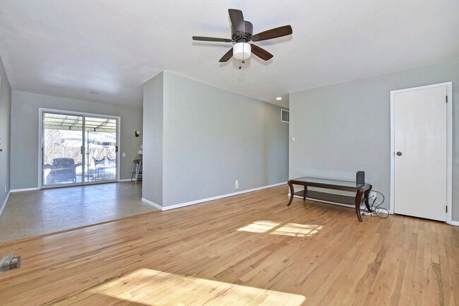 Building Photo - 123 N Brentwood Dr