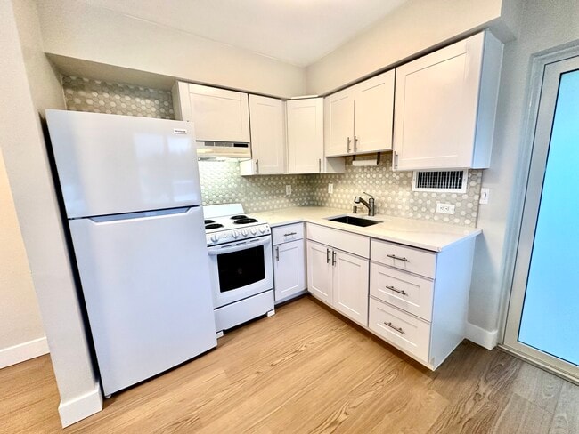 Building Photo - 2040 NE 56th Ct