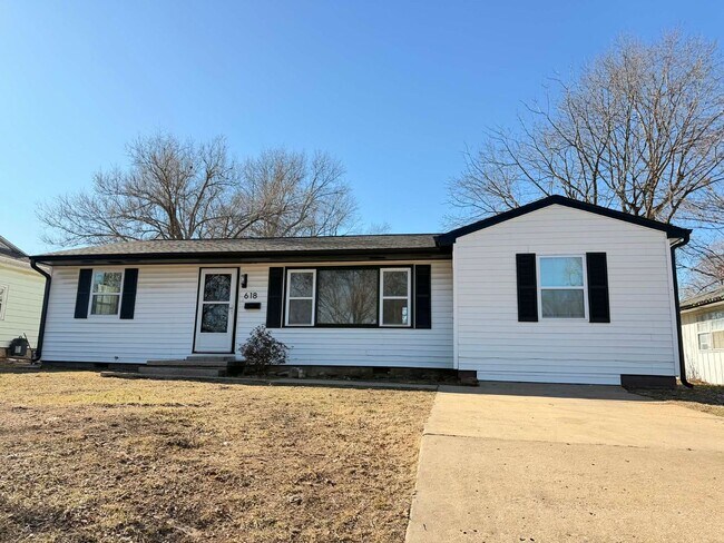 Building Photo - Beautiful 3 bedroom / 2 bathroom house in Joplin Mo with fenced in Yard!!