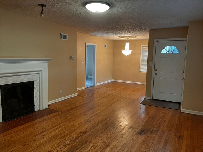 Building Photo - 3 Bedroom with Hardwood Floors! South Side...