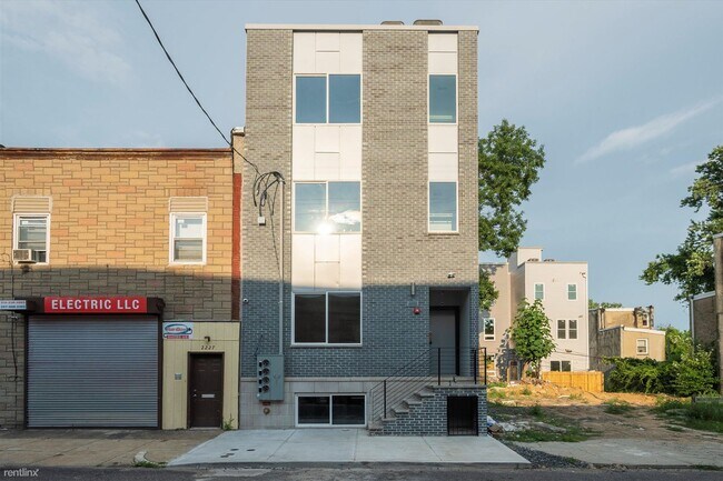 Building Photo - 2 br, 2 bath Triplex - 2225 N 8th ST Unit 2