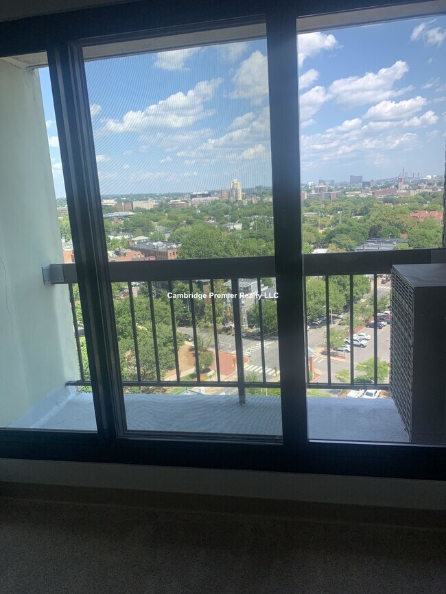 Foto del edificio - 812 Memorial Dr