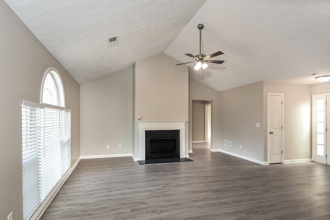Foto del edificio - 4949 Lake Park Ln
