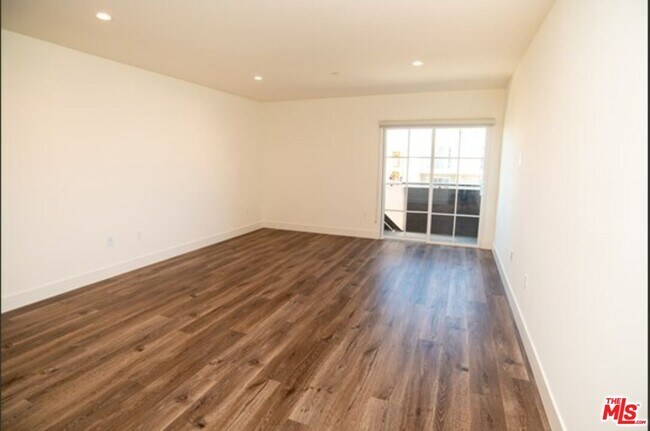 Building Photo - 106 S Kings Rd