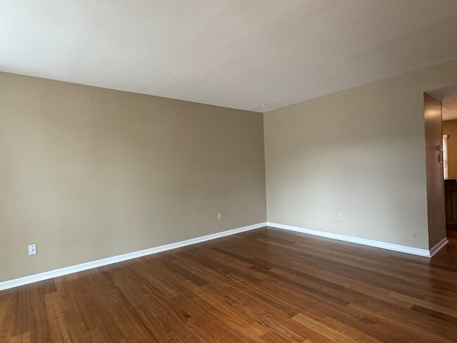 Foto del edificio - {449} Move-in Ready Quality Hill Townhome ...