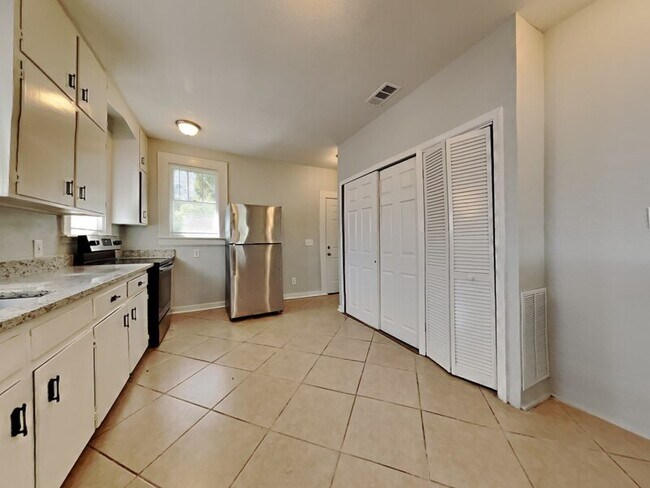 Foto del edificio - 2664 Dellwood Ave