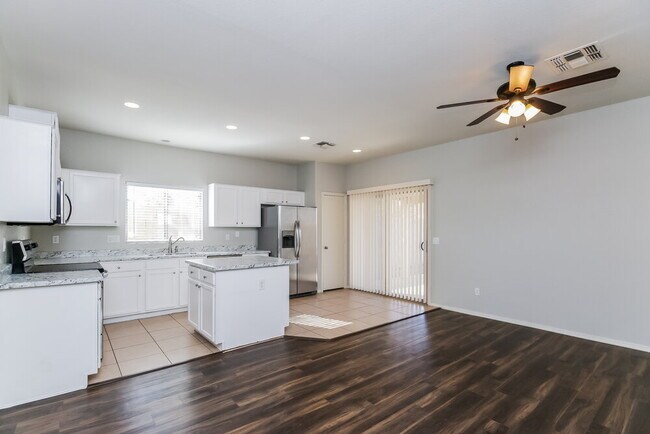 Foto del edificio - 3402 N 129th Dr