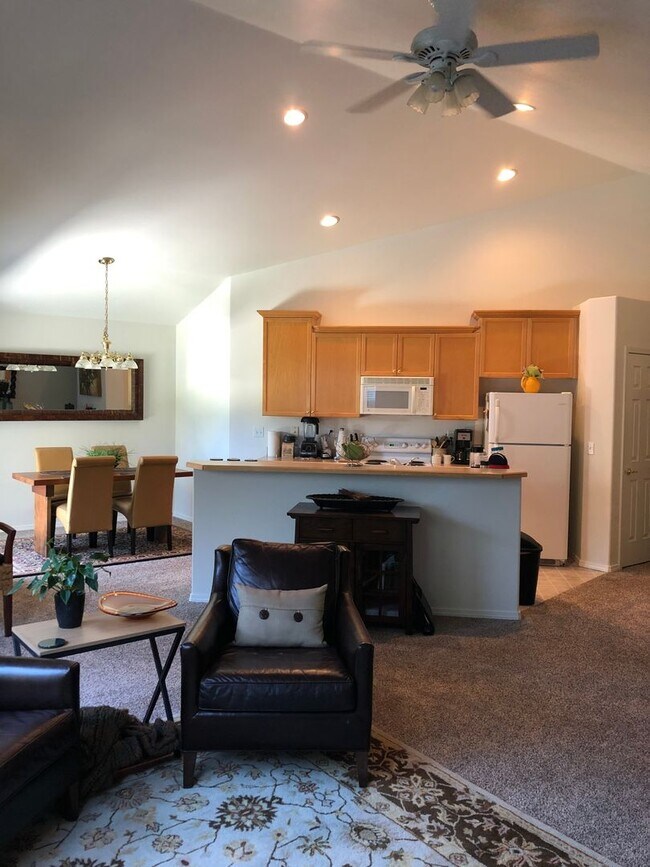 Foto del edificio - Boise 2 bedroom/1.5 bathroom/2Car, 1128Sqft, Nice townhouse off of State & Pierce Park