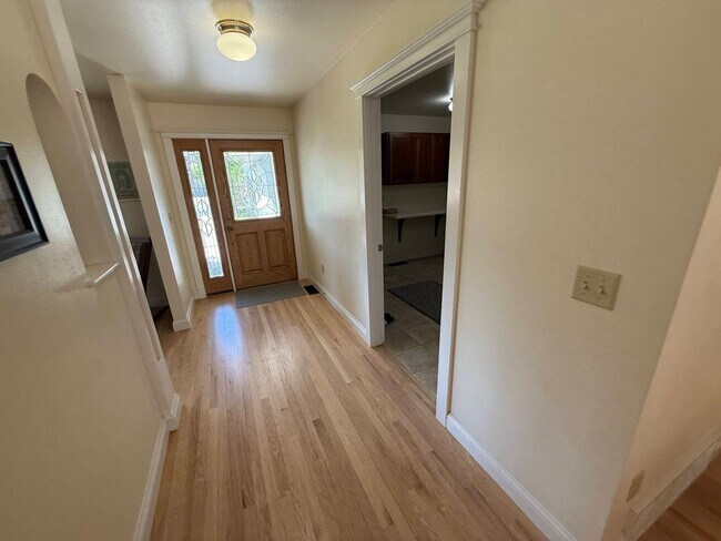 Foto del edificio - 3 Bed 2 Bath Large Beautiful Home