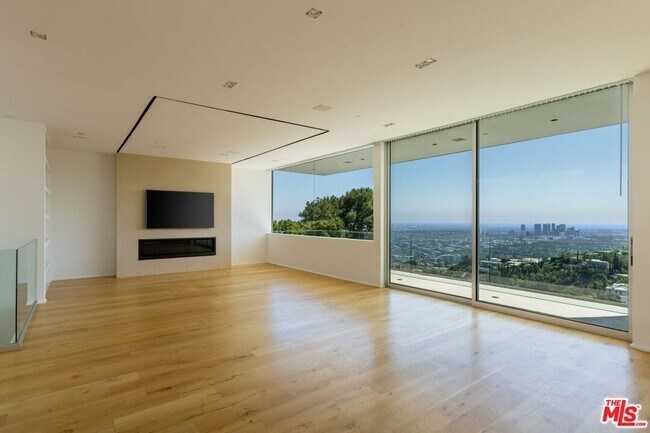 Foto del edificio - 1853 Sunset Plaza Dr