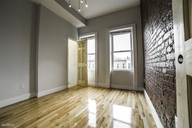 Building Photo - 245 Kingsland Ave