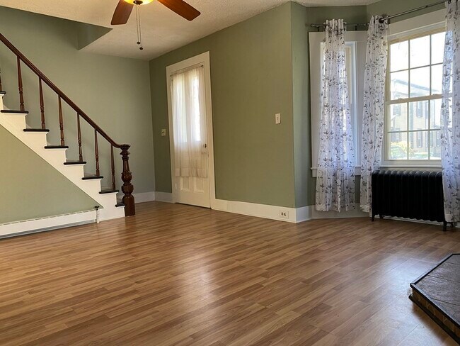 Foto del edificio - 74 Moore Ave