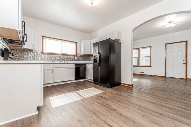 Foto del edificio - Please View 3D Virtual Walk-Through Before Scheduling a Showing