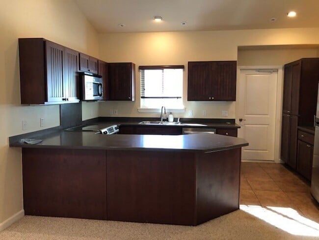 Building Photo - For Rent| A Pet Friendly 3 bedroom, 3 bathroom House with garage