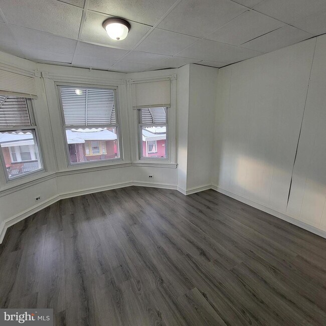 Building Photo - 113 N Sickels St
