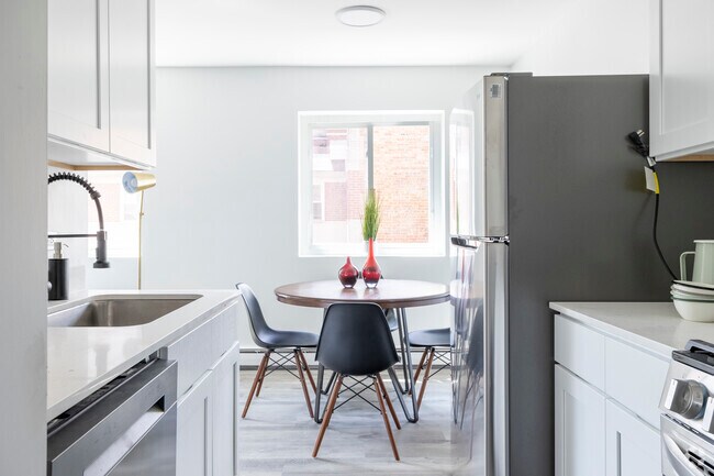 1BR1BA Kitchen with Dining knookl - 5314 N Damen Ave