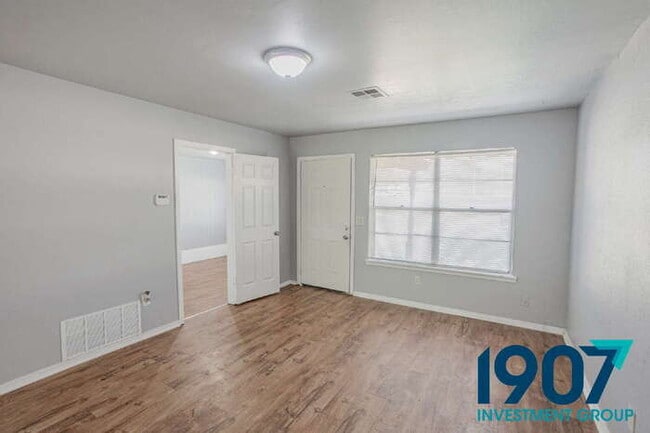 Building Photo - Charming 3-Bedroom Home in Del City - Read...
