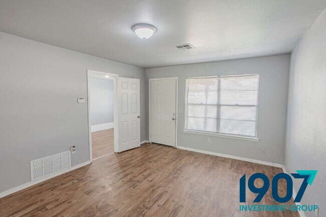 Foto del edificio - Charming 3-Bedroom Home in Del City - Read...