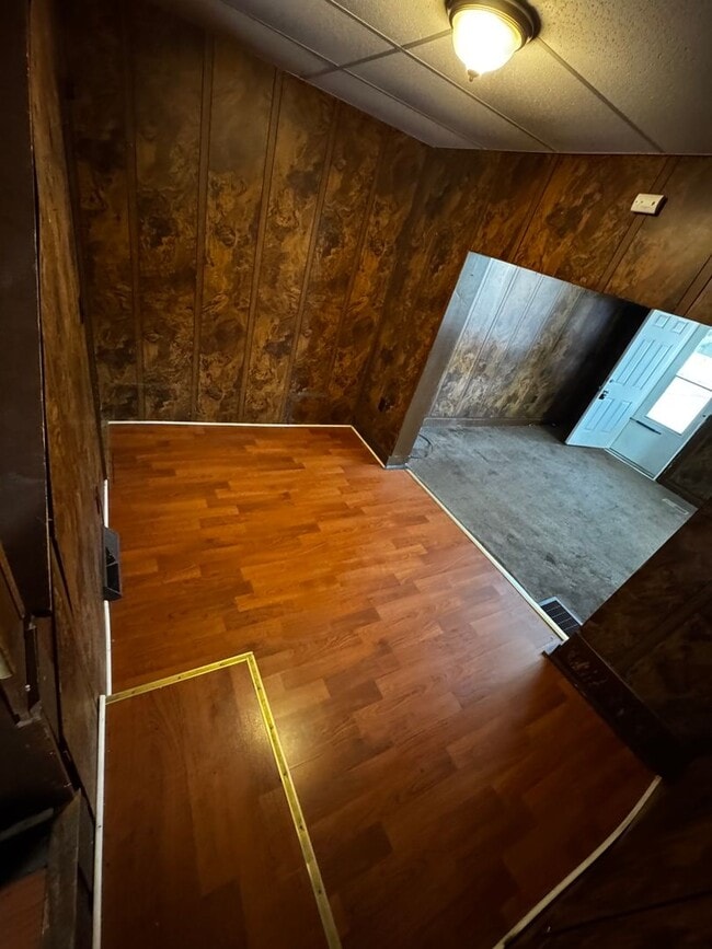 Building Photo - 2 Bdrm, 1 Bath Half House