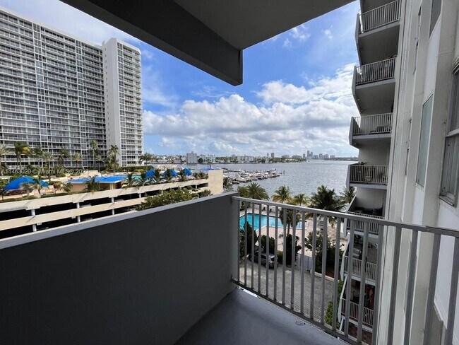 Foto del edificio - 7545 Treasure Dr
