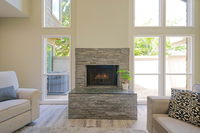 Building Photo - Renovated 3 Bed, 3 Bath Townhome Available...