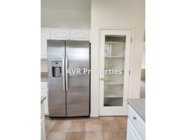 Foto del edificio - Beautiful four bedrooms, three bathrooms and three car garage Dublin home