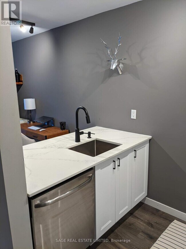 Photo du bâtiment - 1029 King St W