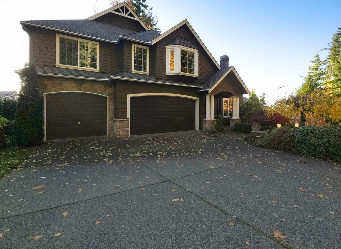 Primary Photo - Spectacular 4BR/4.5BA Oasis: A/C, Deck, Of...