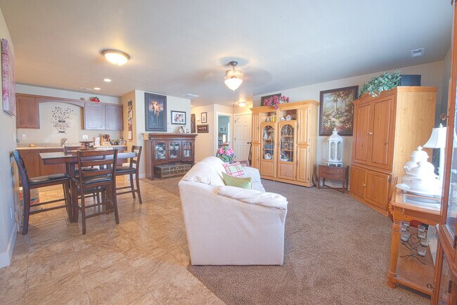 Foto del edificio - Beautiful Townhouse In Pleasant Grove!